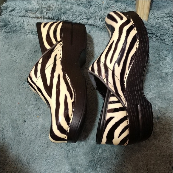 SOLD🦓🦓•Dansko🦓 Women's Clogs Size 37 Designer Zebra Stripes🦓 Patent Leather. - Picture 7 of 12